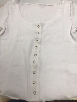 货收的好及时 跟我想象中一样一样 是紧身露脐的 前排扣子也很牢 搭配牛仔短裤 动感中带着点性感