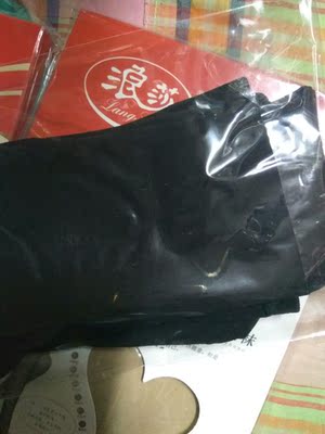 物流太快了，昨天买的，今天就收到了，主要宝贝质量看着挺好，不知道能穿几天，很满意！
