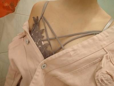 第一次在网上买内衣,很忐忑, 比了好多家。宝贝到了看了款式很漂亮,摸着手感不错,质量做工不错,物流很快,看包装就不错。包装很精细,卖家服务也好。 第一次在网上买内衣,很忐忑, 比了好多家。宝贝到了看了款式很漂亮,摸着手感不错,质量做工不错,物流很快,看包装就不错。包装很精细,卖家服务也好。