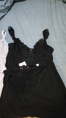 找了好久这种文胸式睡裙，这两款真的很好看，很适合大胸，穿的很舒服。黑色这款特显瘦，完美~银灰色这款也好看，更适合白皮。我两个买的一样大，不过感觉银灰色略紧些。客服服务态度很好，有新款会再来~