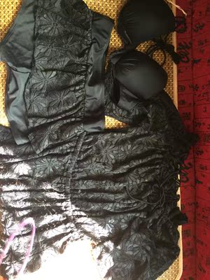 今天收到泳衣啦，面料是好的泳衣面料，外套裙子材质也好。值得这个价格，我试穿了下。客服推荐的码刚刚好。微露的，有点小性感又不失保守，很喜欢这件，我皮肤白，穿黑色的很好看，还显瘦，喜欢