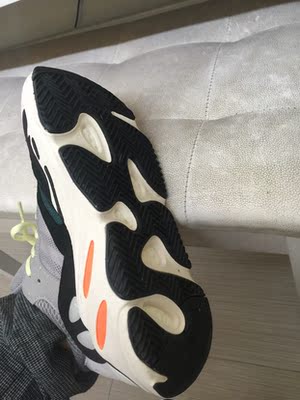 鞋子穿着不是很舒服,有点挤脚,最不能接受的就是鞋底基本没有什么摩擦力,踩在地板上随时会滑倒的那种,真的是很影响行走,还不如那种一百块的鞋子,不知道卖家自己有没有试过,反正我感觉是被坑死了。 鞋子穿着不是很舒服,有点挤脚,最不能接受的就是鞋底基本没有什么摩擦力,踩在地板上随时会滑倒的那种,真的是很影响行走,还不如那种一百块的鞋子,不知道卖家自己有没有试过,反正我感觉是被坑死了。