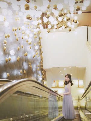 拍婚纱照急用，因为之前定的别家的商品有瑕疵，货到不了，幸好有这家的鞋子救急，顺丰快递第二天就到了，款式的效果不输Jimmy&nbsp;Choo，虽然鞋子拿回来有些味道，商家态度很好的说新品没来得及晾，我放到阳台晾了一晚，总归还是可以的～商家贴心送了脚垫，不过上脚刚好合适，穿起来也很舒适，拍了一天婚纱照也没有感觉累脚，店家售后服务很好，教会了保养的问题，售后服务很好，值的推介！