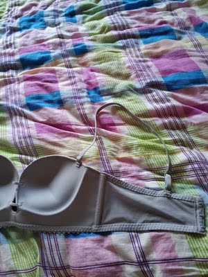 两边有点勒，穿着不是很服帖，细肩带很好。但是都是有圈的