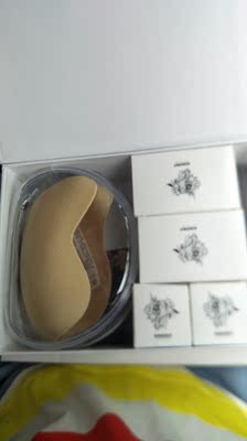 看起来质量不错的样子，还有没穿戴，送了很多小东西，看评价说是不错，也是为了拍婚纱照买的，希望不会让我失望，穿戴后会追评！