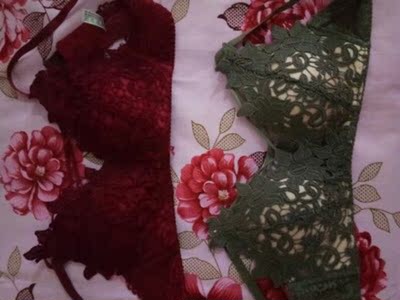 内衣质量还不错，对得起这个价格，穿起来很舒服，前前后后买了两件， 都非常好穿，很性感，真心觉得不错的内衣，价格实惠，穿b的有点空杯所以拍了a杯的刚刚好啊！穿着很性感，满意十分到货很快，衣服不褪色，很好看，偏小一码，其他都很好。不错，很性感，很好看，我很喜欢