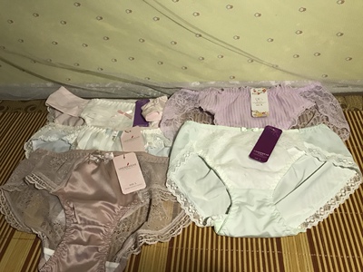 喜欢，很精致呀。因为快递停发还送了小袜子，以后就在这家买啦，