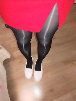 真不错，质量也可以，老婆腿有点粗，穿上也不破，很光滑，很性感，领券购买的，很便宜！