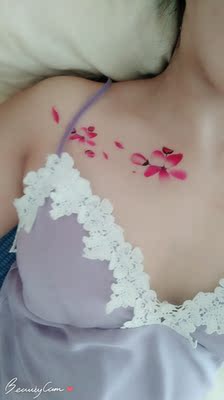 颜色很正，层次感也有，贴出来很漂亮，卖家还送了两朵小花花，还买了曼殊沙华，感觉花有点大，只能贴后背了，大爱，喜欢的亲，可以下手了