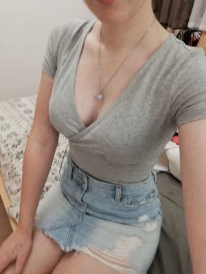 我非常喜欢这件衣服～之前已经买过黑色的，但是不小心把它弄丢了，舍不得 我就重新买了三种颜色。希望他们家能提供其他的颜色，比如酒红色，紫色。形状很适合我的身材，我个子比较矮，衣服显瘦，显胸大，的确是暴露比较多，但是一点不low~ 又很性感又很优雅。