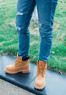 一直都想买大黄靴,磨砂黄的+鞋背后防磨帮都超级喜欢,而且还有高度刚刚深得我心,料子也很厚实,秋冬穿相当合适,总之就是很满意 一直都想买大黄靴,磨砂黄的+鞋背后防磨帮都超级喜欢,而且还有高度刚刚深得我心,料子也很厚实,秋冬穿相当合适,总之就是很满意