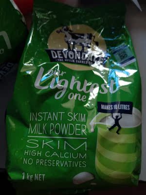 威，信_公_众,号搜 花少少，领劵买的。还是一如既往地选择天猫国际，比较放心。奶粉喝过很多次了，脱脂的，早上或者晚上喝都没问题，不用担心长胖啦，味道很不错，加燕麦或者单独直接喝都很好。买的时候就发现贵了好多118，收到货后发现在做活动，申请退差价后，很快就把钱返回来了，好感upupup，如果在实体店的话估计就不可能了吧，嘻嘻，良心良心。物流也很快，物美价廉，值得购买~