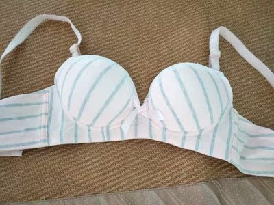 内衣质量还不错 款式也简单 面料比较舒服 物流很快 隔天就到了 客服态度好 好评一个