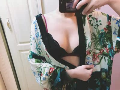 漂亮，穿上以后跟没穿一样，因为喜欢薄款。但又很性感！很加分！