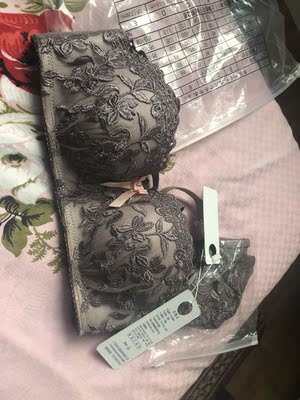 衣衣挺不错的，很舒服，聚拢效果也不错，准备洗洗就可以穿了，比心