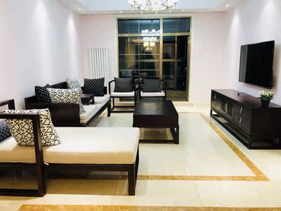 款式很喜欢，价格很适合，客服态度很好，款式很简约，我们都很喜欢，也是实木框架的，安装好后没有一点松动！座垫承托力很足！总之东西还是值得买的！