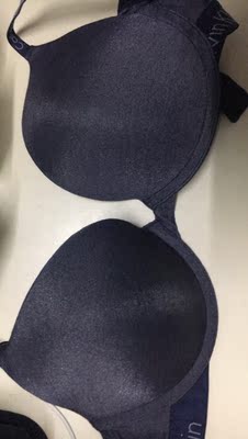 平时也是穿这个码,刚刚好,光面不容易有痕迹,搭配紧身衣服是极好的,支撑力一般,还有就是外面包装的盒子烂的不成样了 平时也是穿这个码,刚刚好,光面不容易有痕迹,搭配紧身衣服是极好的,支撑力一般,还有就是外面包装的盒子烂的不成样了