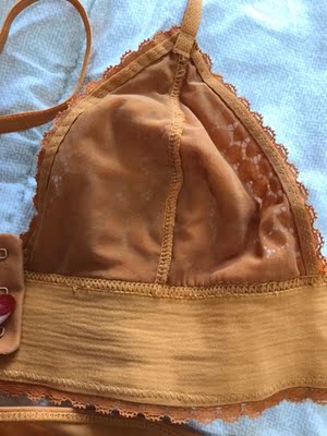 真的特别喜欢这套内衣,买的时候还担心会凸点,但是穿上后没有凸,我的肤色偏暗,这个色还挺抬皮肤的,薄薄的,穿着很舒服,超级喜欢 真的特别喜欢这套内衣,买的时候还担心会凸点,但是穿上后没有凸,我的肤色偏暗,这个色还挺抬皮肤的,薄薄的,穿着很舒服,超级喜欢