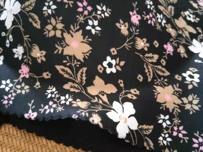 质量不错，虽然是无钢圈的，但是聚拢效果挺好的，喜欢这种碎碎的小花，店家还送了隐形肩带