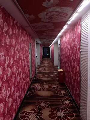 收到货了，保密做的很好，看起来很满意，洗了一下，然后和男票约会，男票洗澡的时候，我穿上躲在被窝里，男票回来之后，掀开被窝一看，眼睛冒绿光，感觉比平时更卖力，男票说没想到我会穿成这样，太性感了，特别喜欢，看来姐妹说生活需要调剂没错，在老板的推荐下，又买了两套性感的，期待和男朋友约会时候男朋友，冒绿光的眼神，可惜不敢传真人秀图片，发几张实物图吧。