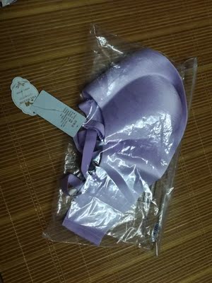 包装粗糙，打开是这个样子的，吊牌在外面，而且是散落的