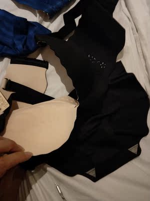 喜欢这种简单的款式，洗过了也不会褪色，变形什么的更不用担心了，自己洗的时候注意下就可以了，没有钢圈的内衣最舒服了，舒服又无痕迹摸着很舒服软软的，还具有聚拢效果，要的就是舒适价格公道，内衣的质量都很好，廓形很棒，穿起来很舒服。胸型很好，非常赞