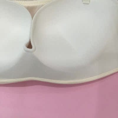 今天过来评价一下哦，我在你们家选的这款肤色内衣还是蛮百搭的，内衣好好看呀，而且这款不会掉色，在你们这店里买的这款真的好放心，穿着舒适是蛮重要的，设计蛮新颖的，内衣的材质也好好，穿着巨开心，你们家客服推给我的尺码也是好准，穿着不会勒肉，穿了不会感觉有紧迫感，内衣比预期的还要好，店家的内衣做得真是好呀，希望下次再来你家选购，买得真是开心，棒棒哒，物流快，客服服务态度好，质量给力，棒。