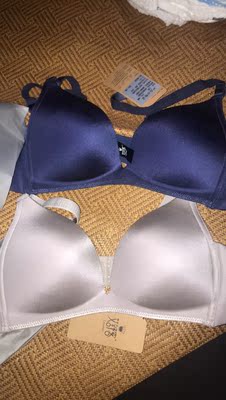 内衣质量很好，但手工不同，其中一个背后有点瑕疵，胜在穿着很舒服。广州市内快递超超超快。