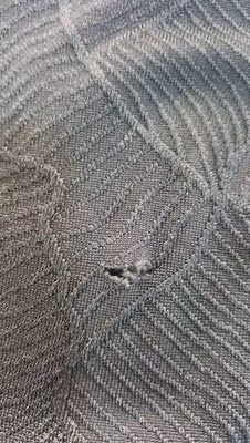 内衣还可以，内裤看图，洗过一次水就这样子了，应该是这布时间长了，碎了。