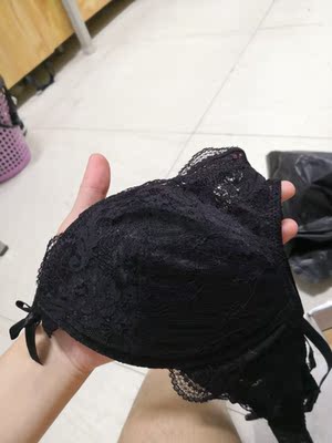 真的很适合小胸妹子！没有钢圈好舒服～然后我以为是没有海绵的，结果有海绵，我还以防万一怕哪天需要用到还备注了送海绵和内衣加长扣，然后卖家很贴心的送了同颜色的内衣加长扣一样一个，还送了四个海绵～哈哈哈哈哈哈哈