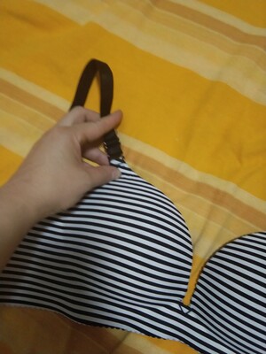 回来肩带快断了，拍这样客服还说看不清。太差劲了。不处理算了，忘大家买他家东西看清楚。考虑清楚。别上当。