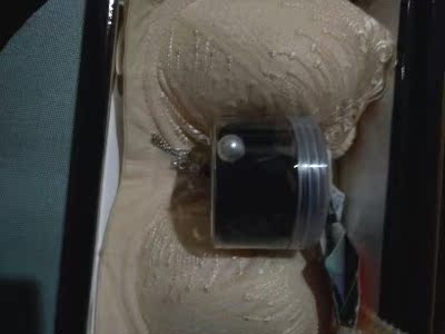 第一眼就很喜欢，卖家还送了一盒扎头发的，感谢(❁&acute;&omega;`❁)  只是有点小后悔还是该买四扣的  三扣的后面穿上不是很理想，总之很满意