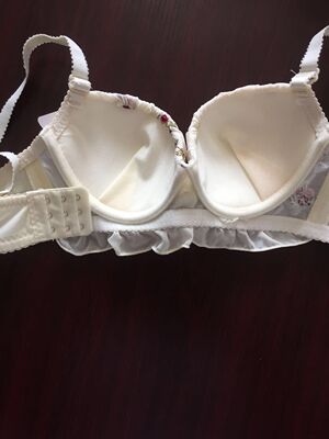 上面的小碎花很可爱，超出了我预期的想法，质量很好，穿着也很舒服