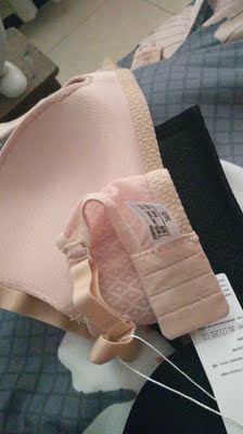 感觉像别人穿过的。内衣带是松的，里面也脏的要命。不知道是不是的。虽然有吊牌，反正不满意。这个是内衣又不是别的什么东西。真恶心吧