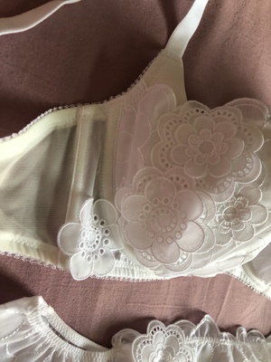 买了一套，发现上衣的带子处和内裤的裆部都泛黄，不是白色的，内裤尺寸偏大，以前买m的刚好，这个感觉腰比较大。不过穿着效果还可以，胸穿着比较挺拔，自然，样子也还可以