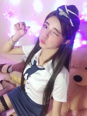 姐妹都说超好看，非常有气质。面料手感挺好的，有弹性。包臀的效果特别好，很满意哦！直播间自拍，美美哒来场空姐秀！