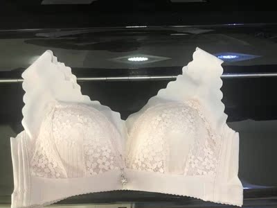 内衣收到，面料很好，试了一下，穿着也舒服，大小合适。物美价廉，夏天穿正好，而且质量好价钱有便宜，比实体店便宜多了，在实体店里买一件，这儿可以买两件，所以就下手两件，非常优惠，能调整胸型，聚拢效果不错，店家还送了加长排扣，很贴心，已经洗了 不褪色，需要的亲们赶紧下手吧