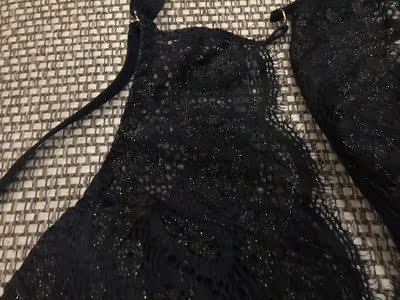 真的超级性感。带点金线，c杯不压胸，聚拢可能稍稍不明显，脖子上的带子可以拆下来。睫毛蕾丝也很美。有一侧的杯应该被快递压塌了一些。不过穿起来美就行了。