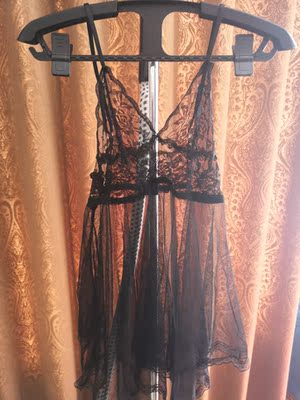 睡衣收到了，质量凑合，胜在便宜，洗过了，没怎么掉色，配套内裤大到没商量😓😂谢谢掌柜的送的眼罩。发货速度倒是很快，收到包裹的时候包装完整，没有破损，配送也很快。