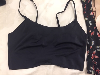 本来只想买两件，为了参加店铺满赠又多买了件新品129块钱的。内衣总体来说是不错的。无论是上身还是包装都很满意。和页面介绍说的一样，舒适无痕，不会勒出一道一道的痕迹。非常不错。