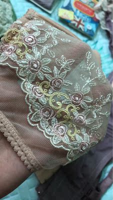 很少评价，这次真的觉得内衣买这家就对了，以后买内衣认这家了！因为c杯找好看的款式真的很难！这家的内衣布料很舒服，大杯我选的都是薄的，很舒服，肩带的松紧弹性特别好！看得出一分钱一分货的！支持这家的内衣！！！这款还送了贴心的乳垫