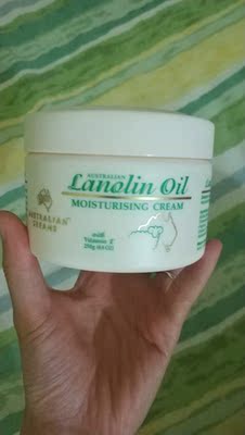 发货和物流都挺快的,给姥姥买的,绵羊油有很多种,这次试试这一款,据说量大,一年四季都能用,赶紧入手~~ 发货和物流都挺快的,给姥姥买的,绵羊油有很多种,这次试试这一款,据说量大,一年四季都能用,赶紧入手~~