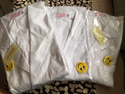 衣服面料很好，穿上显得干净整洁，值得购买。