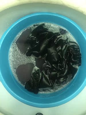 开始第一次洗掉色,大家自行决定,看看下次洗怎么样吧,到时继续追评! 开始第一次洗掉色,大家自行决定,看看下次洗怎么样吧,到时继续追评!