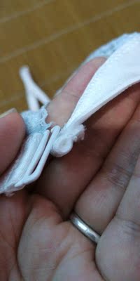 看是真的好看，蕾丝一点也不扎，穿起来很舒服。但是对于胸比较外扩的人来说，穿起来可能不太好看，因为不能起到调整胸型的作用，不过适合穿家居服的时候穿哈哈哈。再就是扣子第一次解的时候有一丢丢困难，多试几次就会顺很多。接下来就是期待我的花语啦～