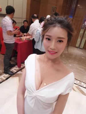 产品一如既往的好，质量非常的不错，粘性很好，夏天穿一字肩的衣服要用到这种类型的小内内。由于本身胸大也是很不好选择的，但是这款的话聚拢效果比其他家的要好，穿上去跟没穿一样，天气太热流汗很多的话还是需要去洗手间调整一下就会比较不错，我觉得这个带一天没问题。