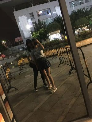 哈哈哈买了几天了一直忙搞忘记评论~ 裙子很漂亮质量杠杠的 废话不多说直接上图 你再犹豫夏天就过了 那么酷的裙子你真的不来一条？？