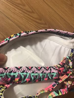 非常理想 颜色无色差 胸垫有钢托 花纹做工都很细致  朋友说超理想嘻嘻 还有送独家花朵