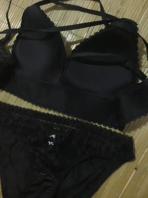 这款内衣款式很好看，罩杯内的设计是一片式的，不是拼接的，面料很柔软，这样穿起来很舒服又亲肤