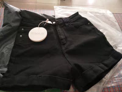 短裤版型超级赞，暂时还没穿没洗，穿上质感不错很有feel哟